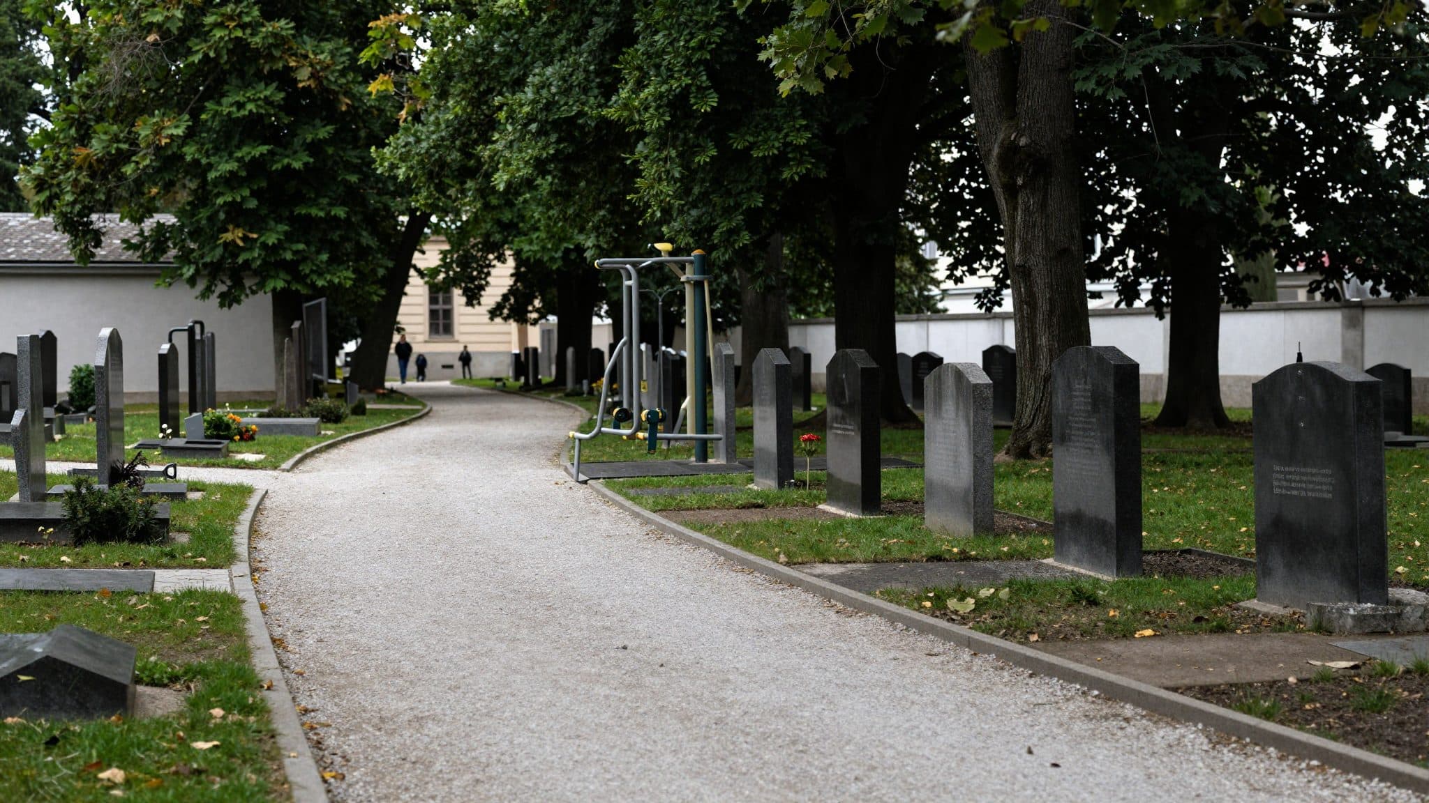 Debate sobre aparatos de fitness en el cementerio de Meidling: críticos acusan al Ayuntamiento de Viena de falta de piedad