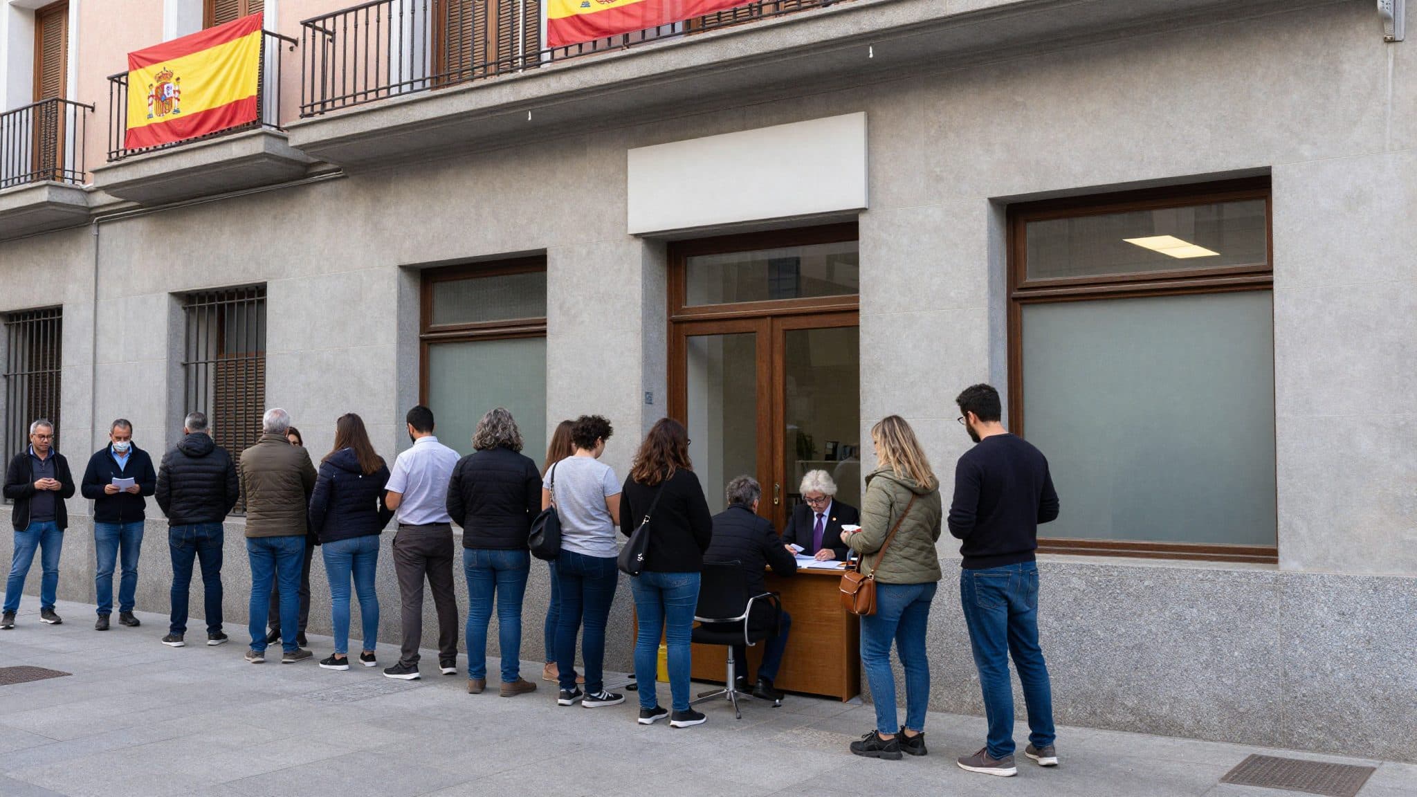 El programa de regularización de España cierra con 1,3 millones de solicitudes, muy por encima de lo previsto