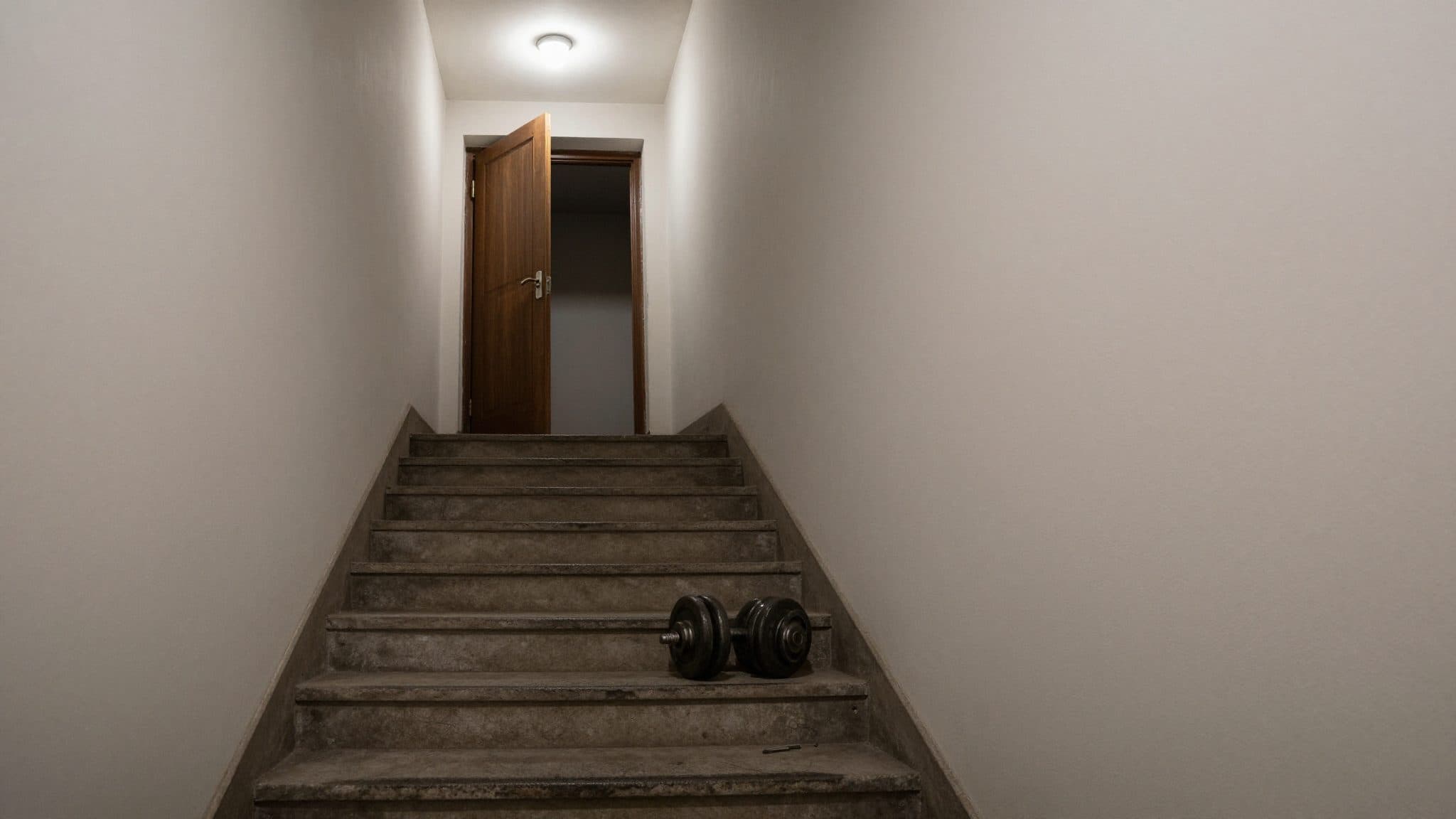Disputa por ruido en Viena-Favoriten: un hombre de 61 años golpea a su vecino con un disco de pesas