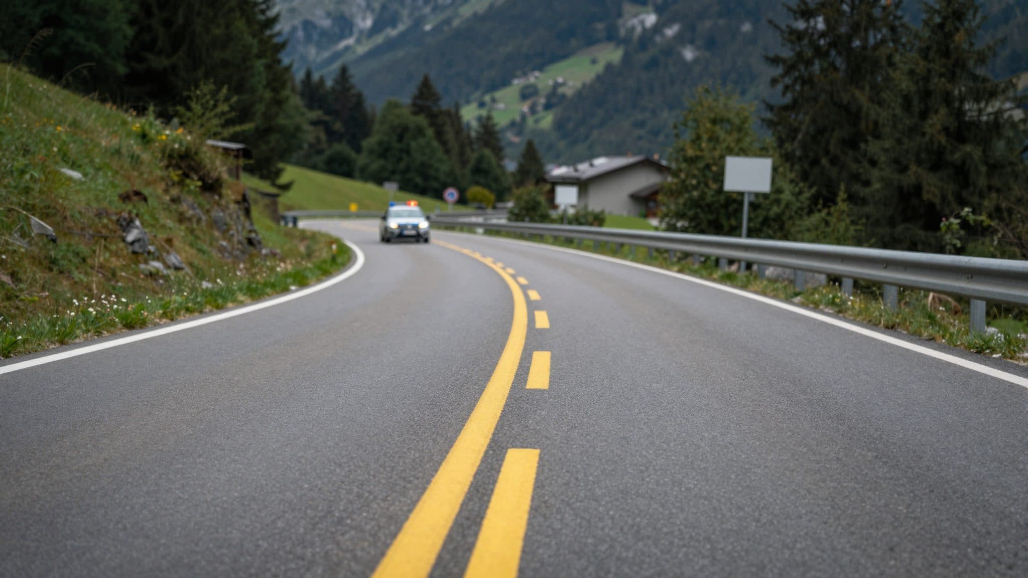 Dos conductores temerarios detenidos en la carretera del Zillertal: se les retiraron los carnés de conducir