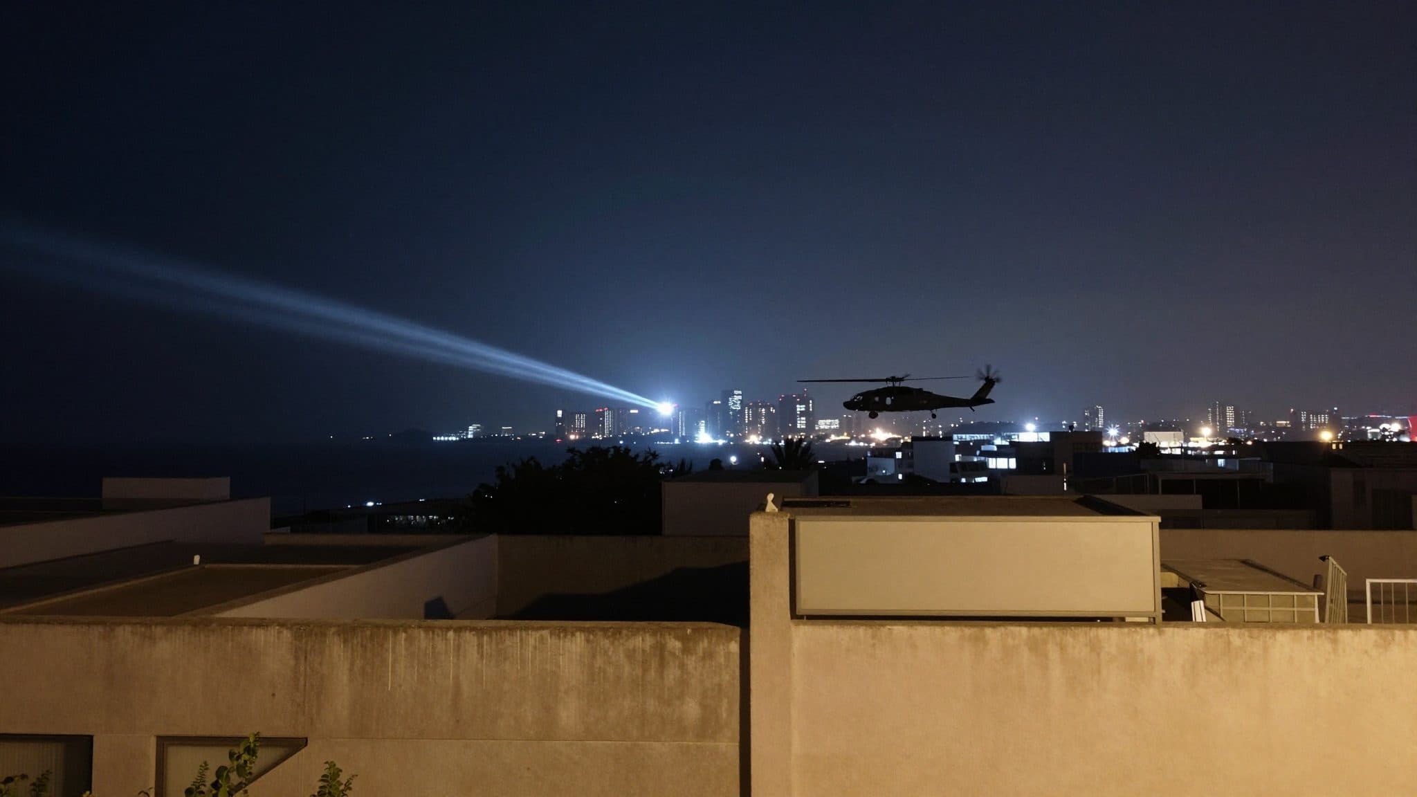 Sexta noche consecutiva de ataques estadounidenses contra Irán con bombardeos a puentes y un aeropuerto
