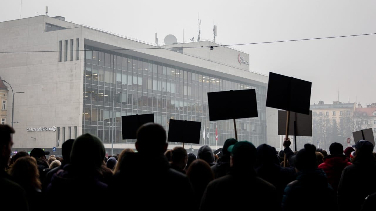 Huelga de advertencia de los medios públicos checos contra la eliminación prevista de las tasas radiofónicas