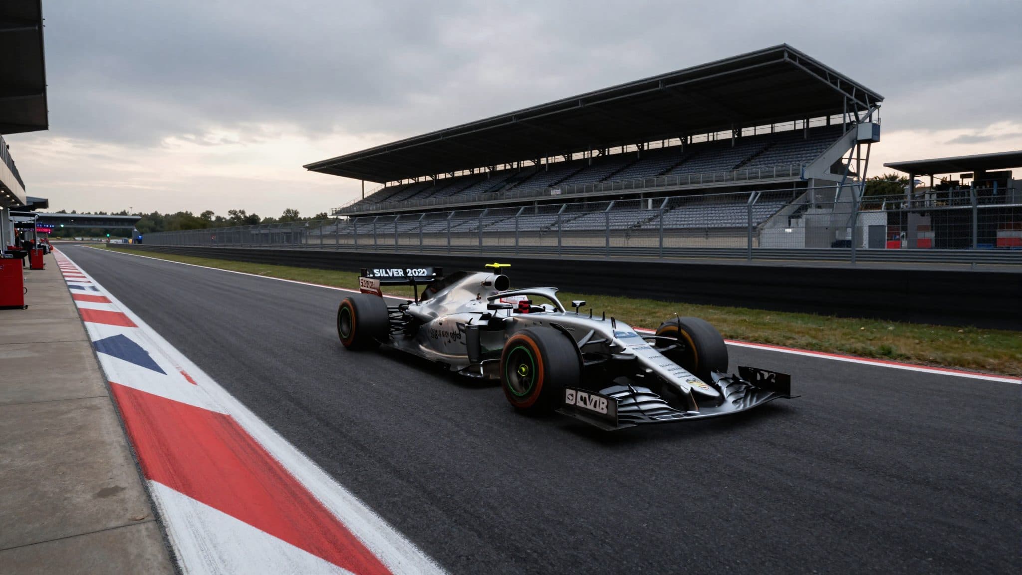 Las Flechas de Plata en busca de récords en Silverstone: el partido en casa de Hamilton, el sueño del tractor de Russell y el desfile de Lego