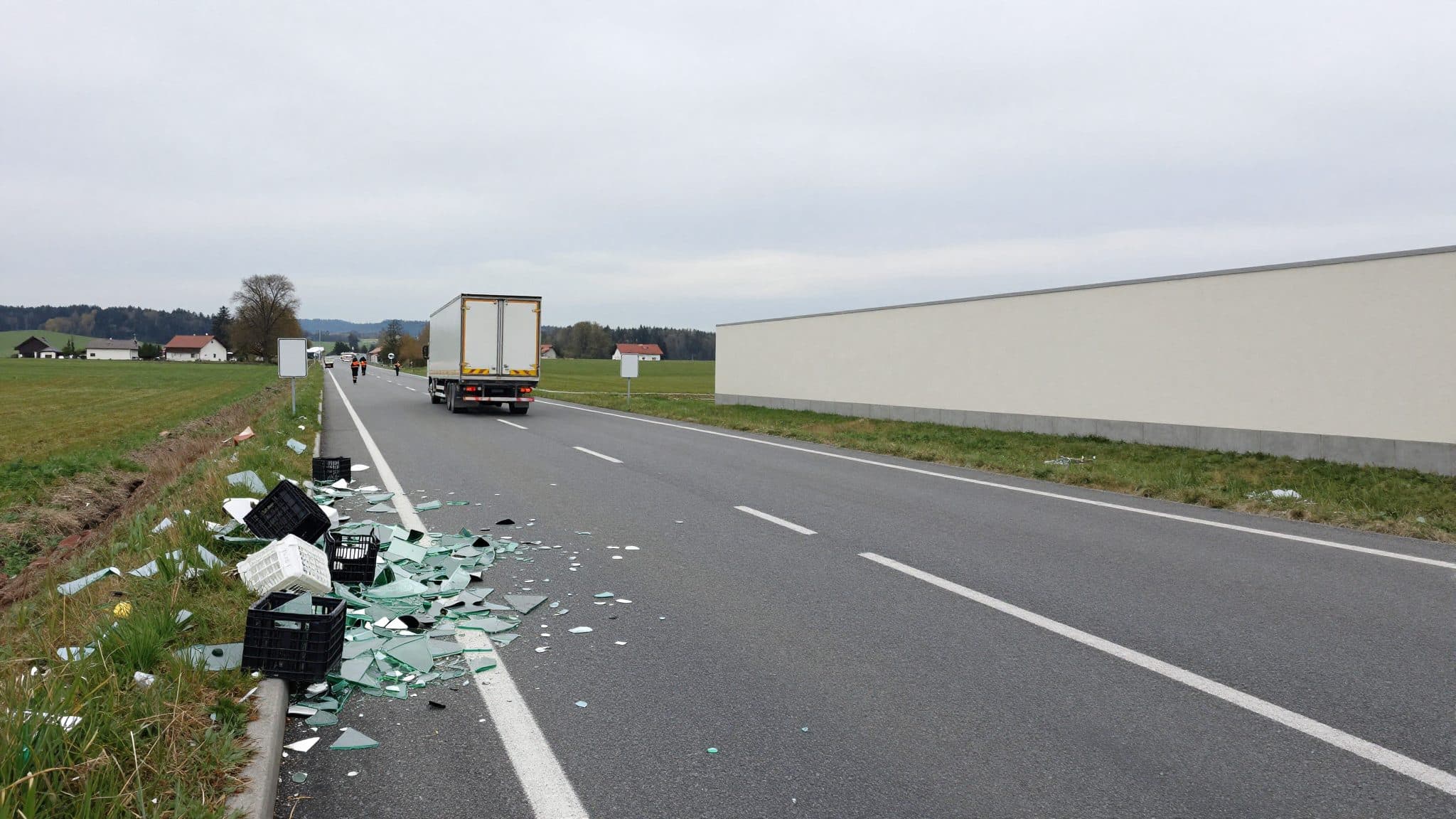 Camión pierde decenas de cajas de cerveza en una carretera federal en Estiria