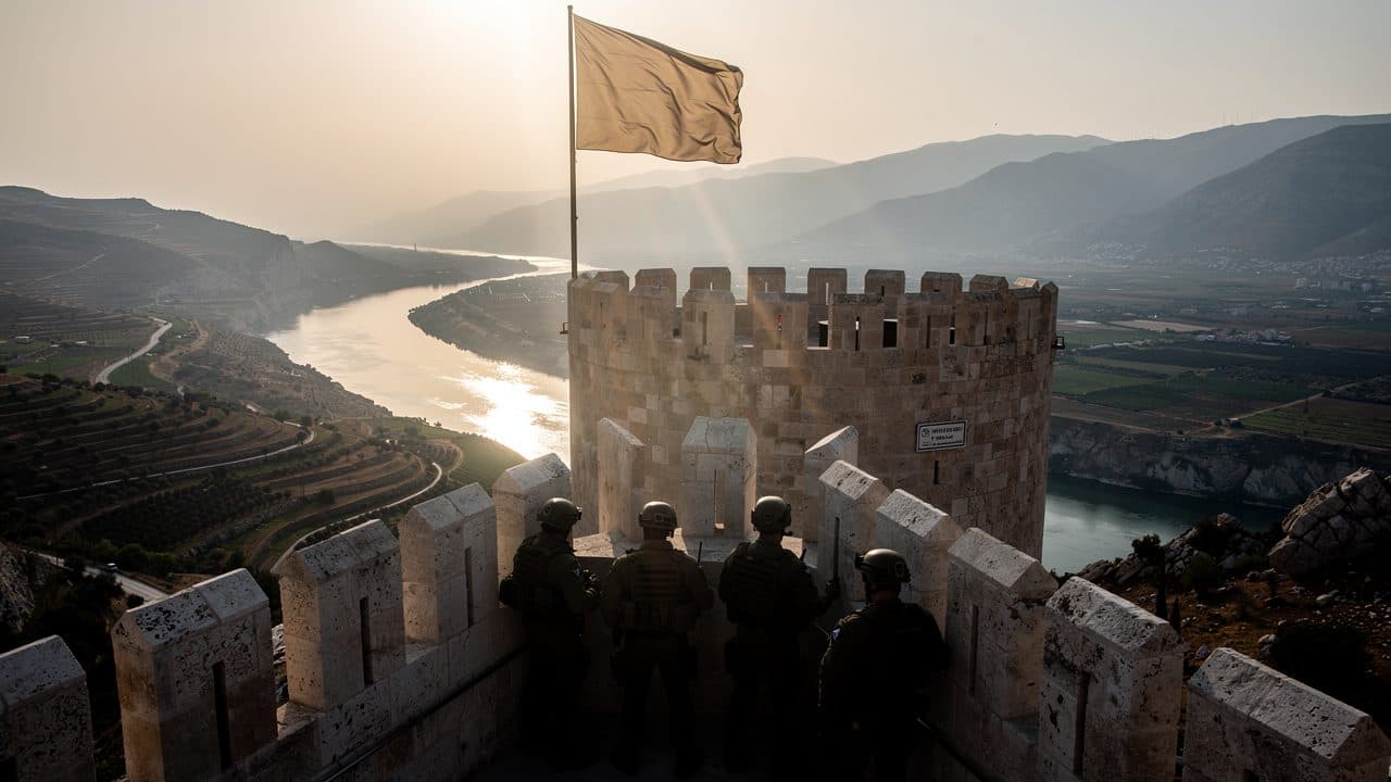 TITULAR: Israel amplía la ofensiva terrestre en Líbano y conquista el castillo cruzado de Beaufort