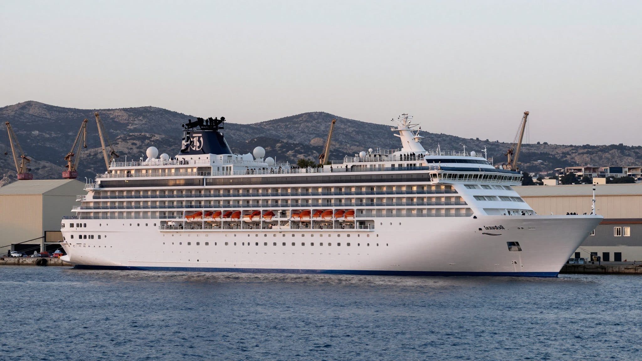 El crucero „Scarlet Lady" atraca en Creta tras la negativa de Turquía y Egipto a permitir su entrada