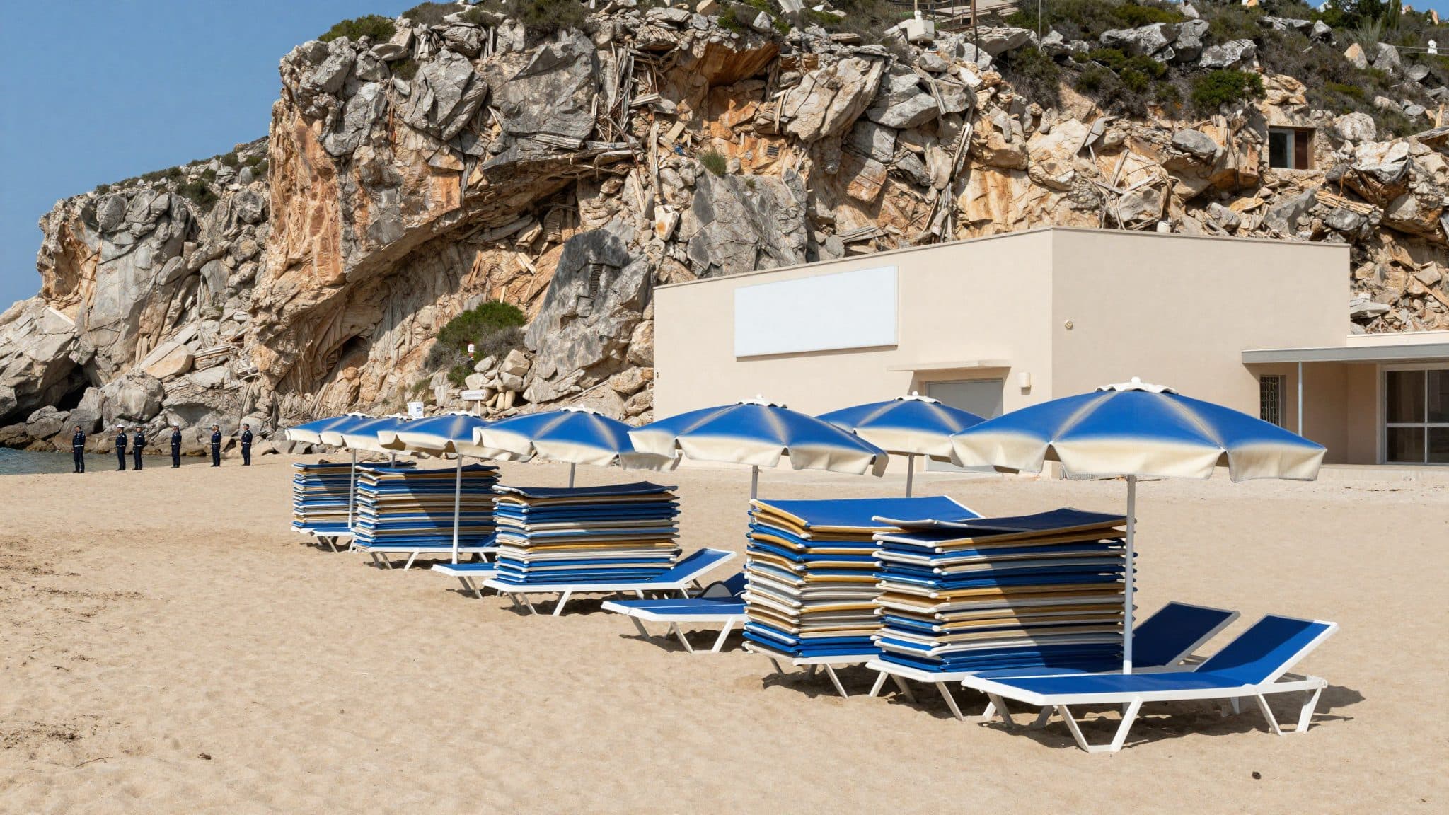 Autoridades inspeccionan playas en Apulia y decomisan sombrillas y tumbonas