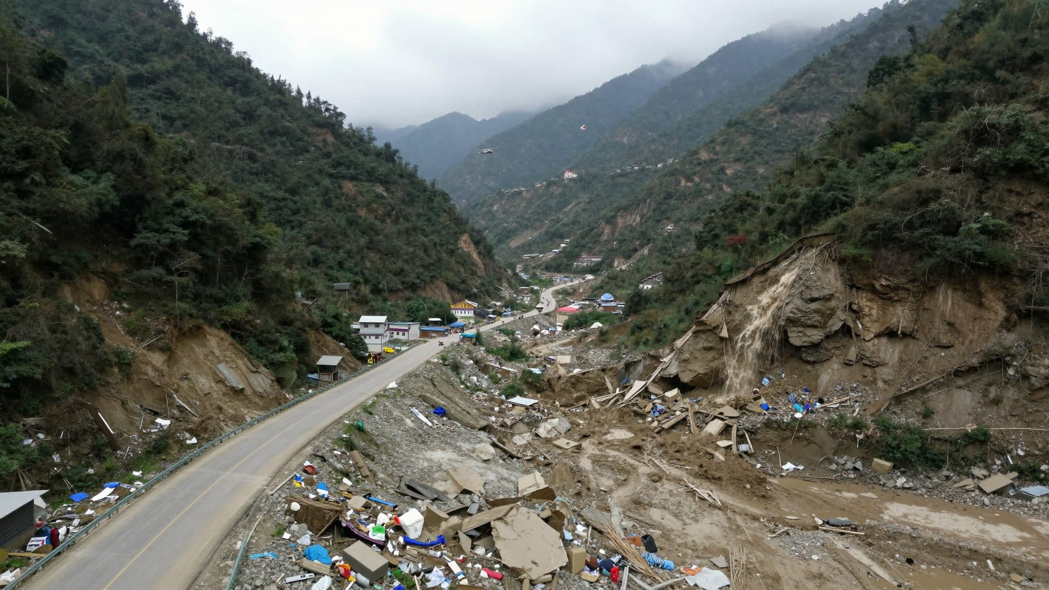 Aluvión y ola de inundación en el paso fronterizo entre China y Nepal: al menos 160 muertos y más de 1.000 desaparecidos