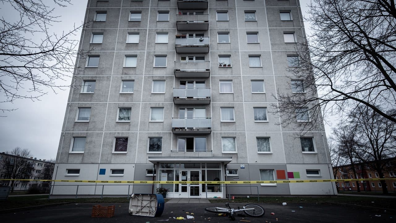 Una niña de siete años cae desde el tercer piso de un bloque de viviendas en Halle-Neustadt