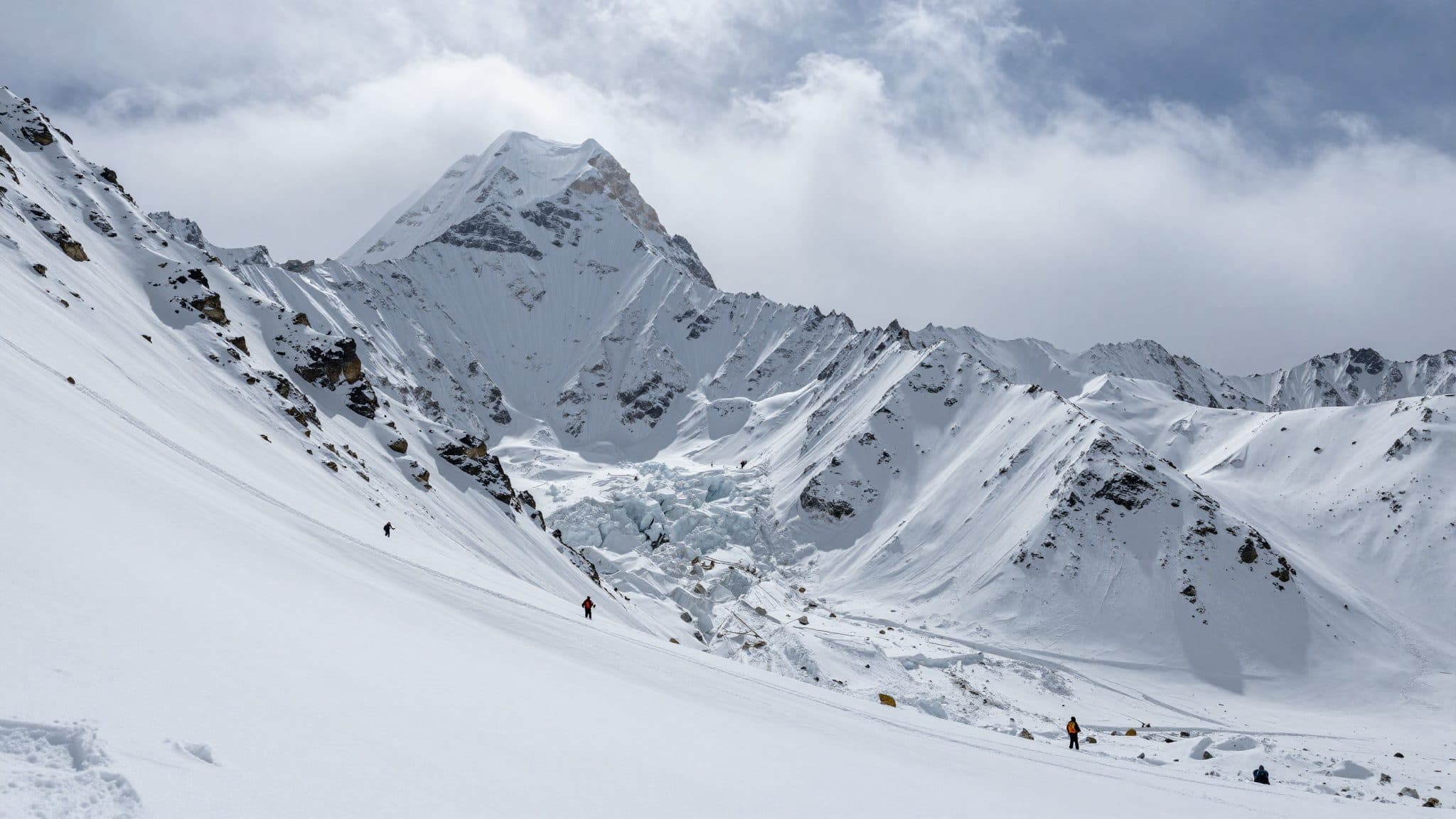 Recuperan los cuerpos de un alpinista alemán y otros cuatro hombres tras una avalancha en el Yalung Ri en Nepal