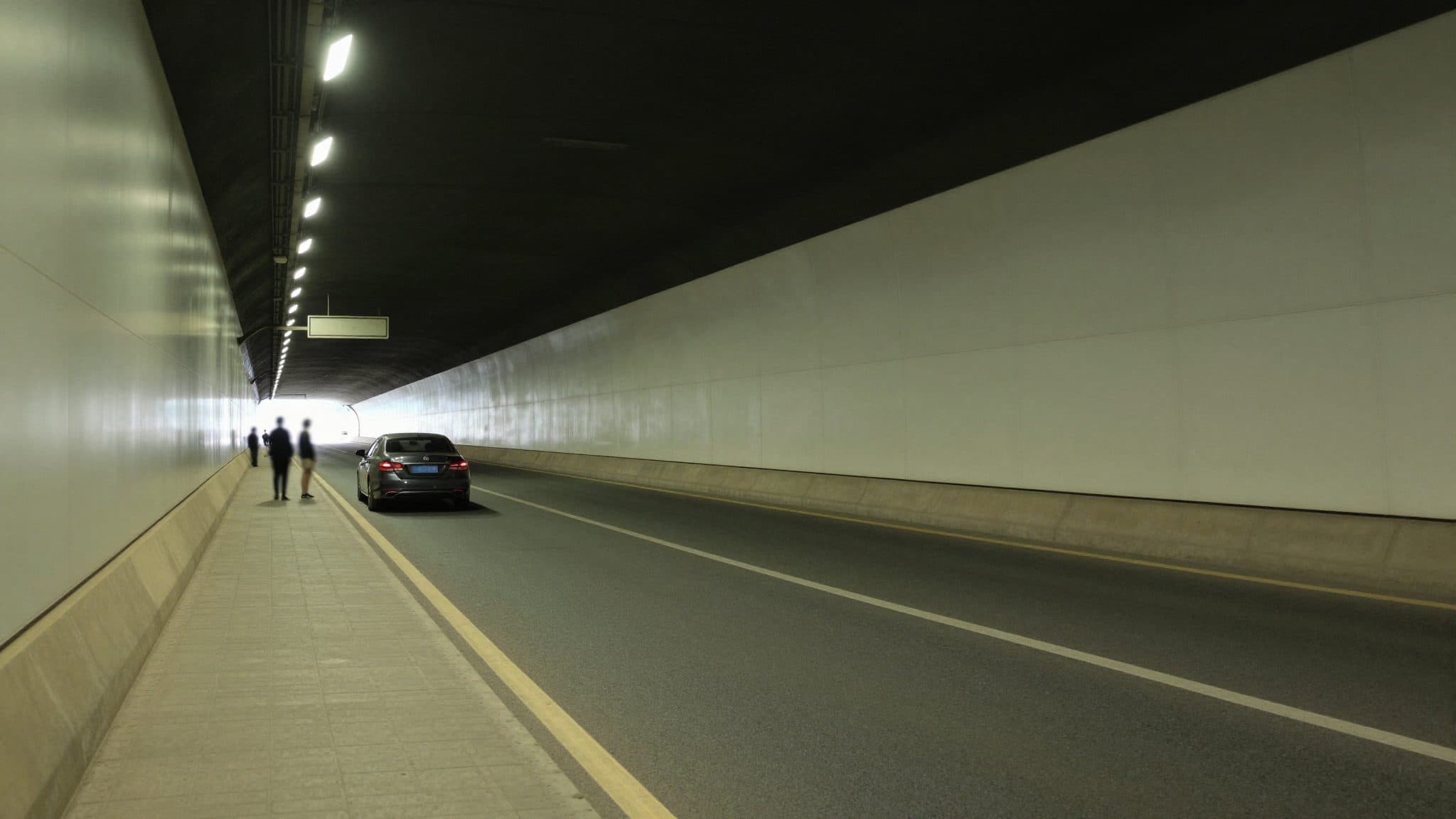 Conductor ebrio arrasa por el túnel Götschka de la S10 a 190 km/h