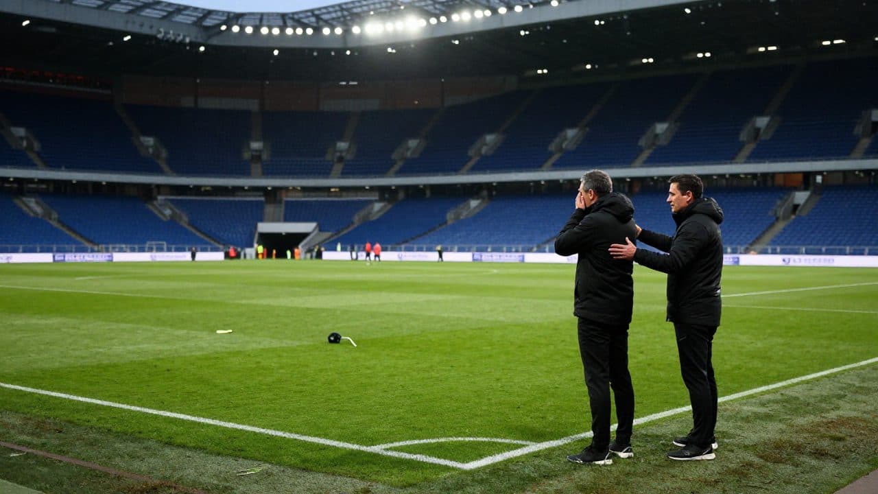 Baumgartner después del partido de Leipzig con un gesto emocional de su esposa Sandrine