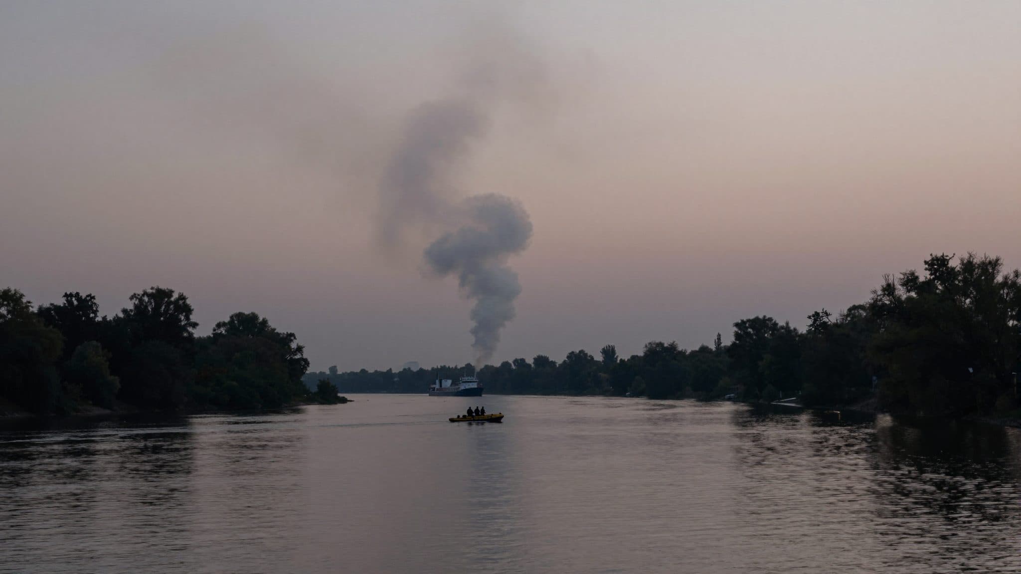 Embarcación deportiva en el Danubio cerca de Wallsee se incendia por completo