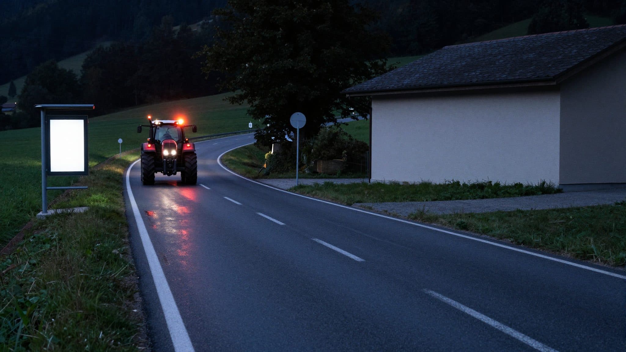 Un tractor y un turismo colisionan en la L1075 en Hohenzell: herida la conductora de 49 años