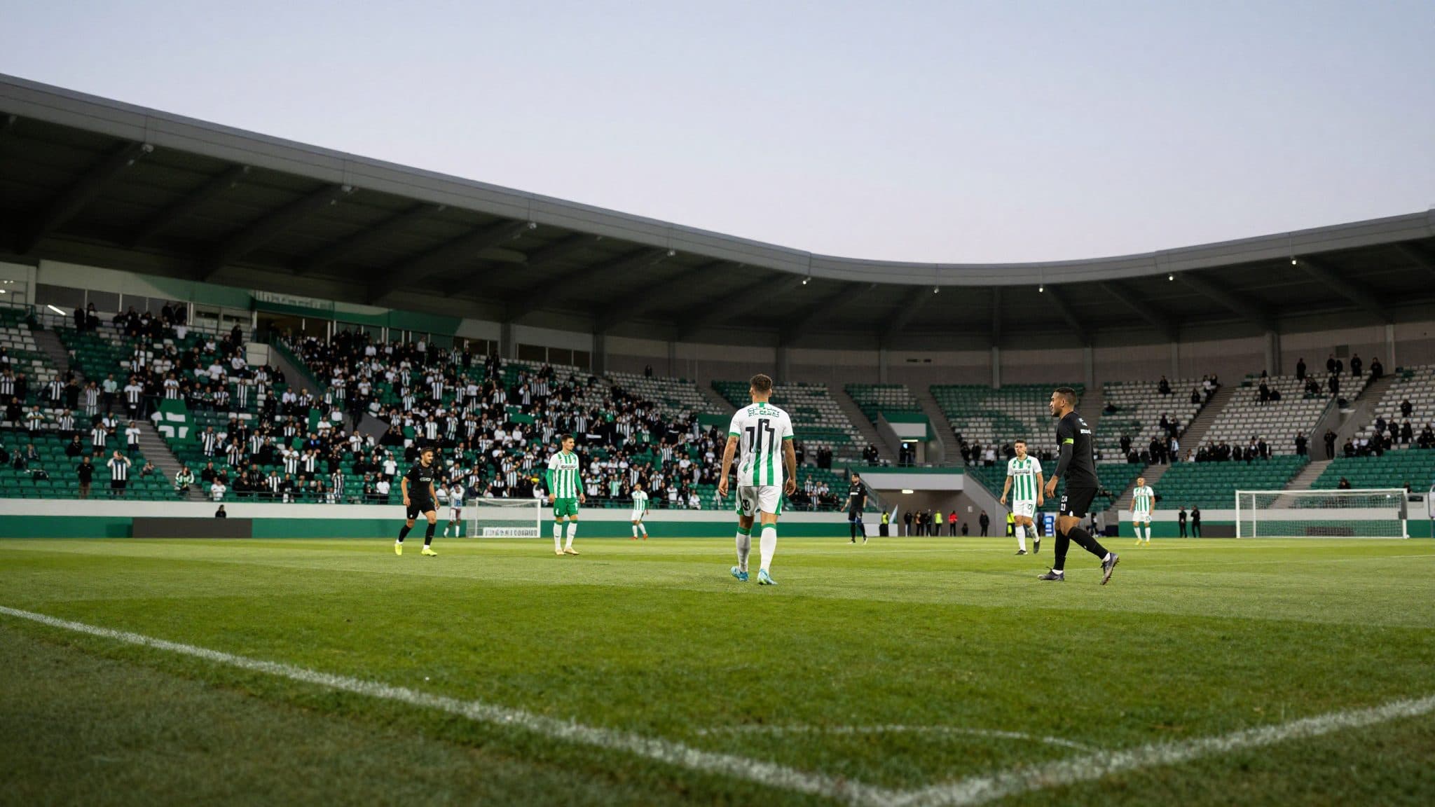 Sturm Graz se impone en el derbi estírico en Hartberg con superioridad numérica