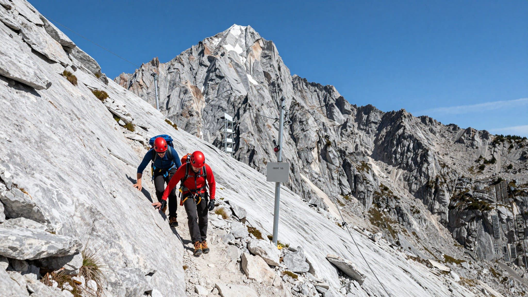 Hombre de 57 años borracho y sin equipo de vía ferrata recorriendo el Drachenwand