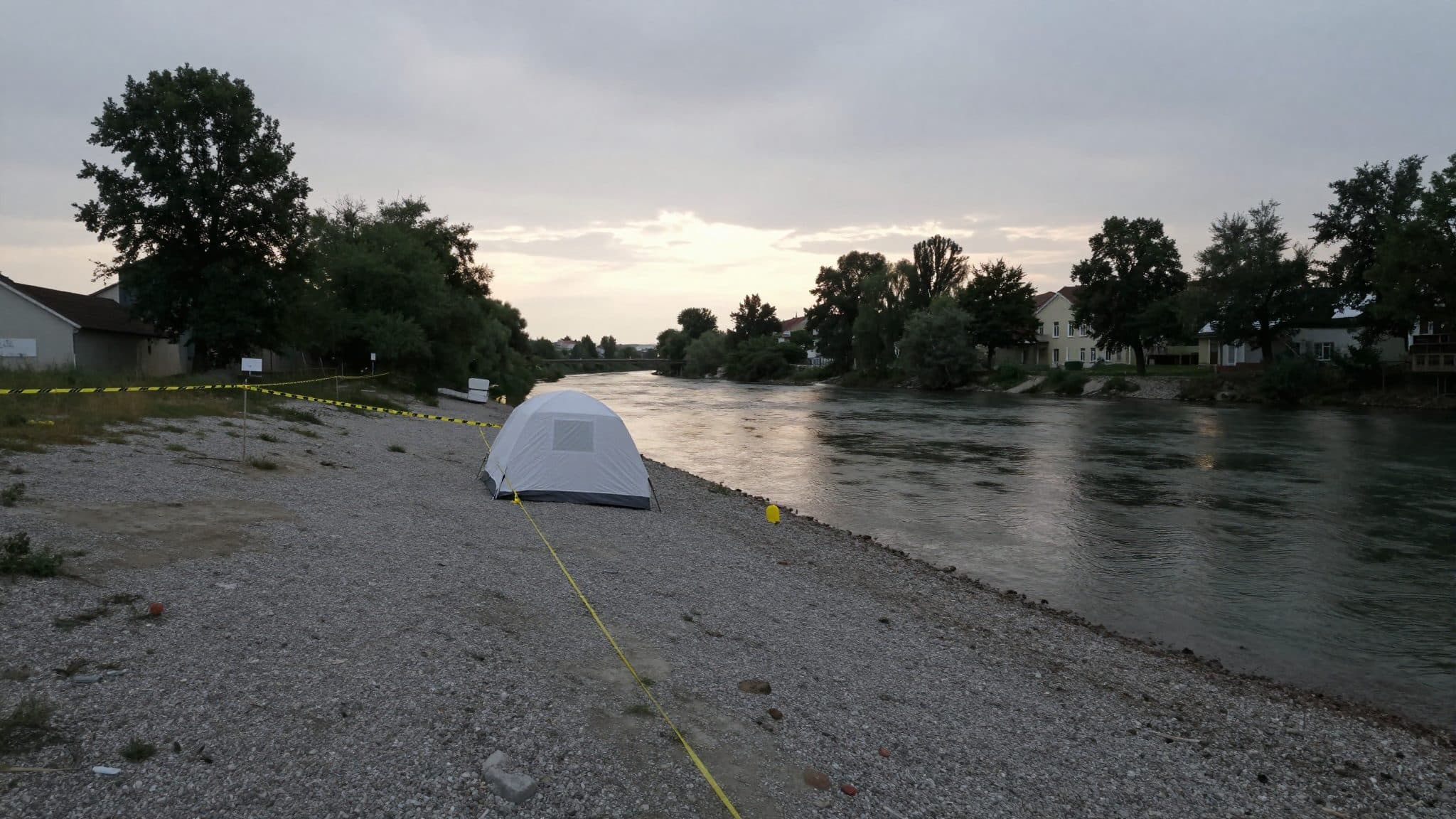 Sospecha de femicidio en Vöcklabruck: niños encuentran el cadáver de una mujer en la orilla del Ager