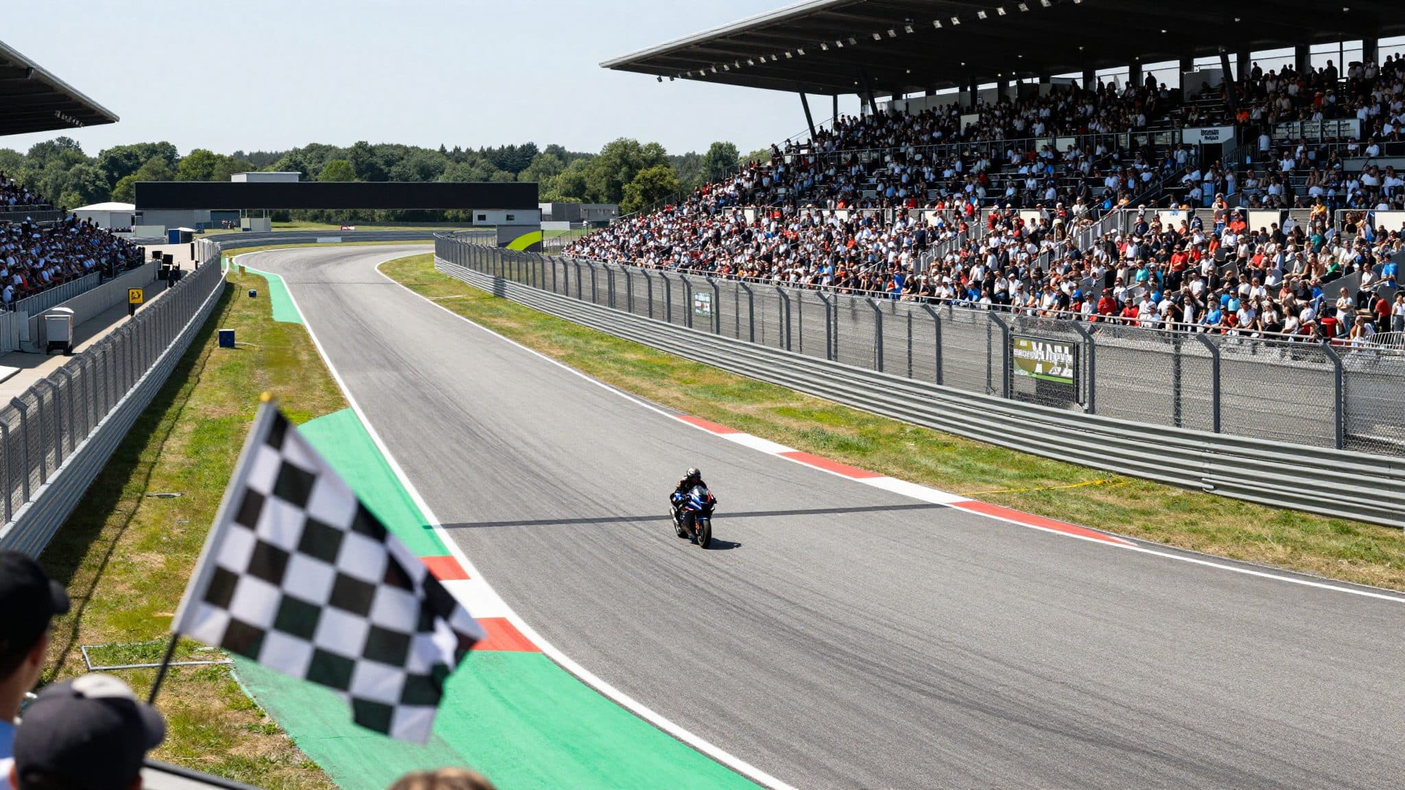 Márquez celebra su décima victoria en Sachsenring e iguala el récord de Agostini
