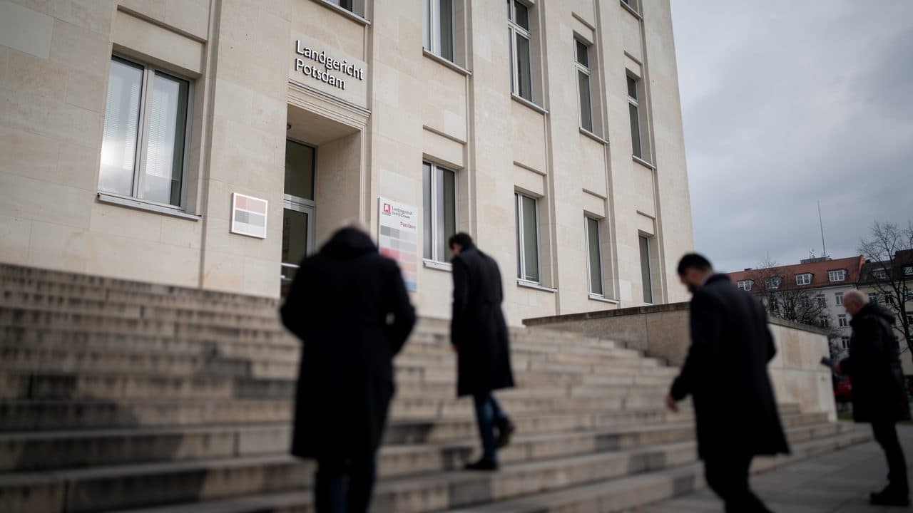 Juicio en el Tribunal Regional de Potsdam: médico de 77 años acusado de homicidio doloso de una mujer con voluntad de suicidarse