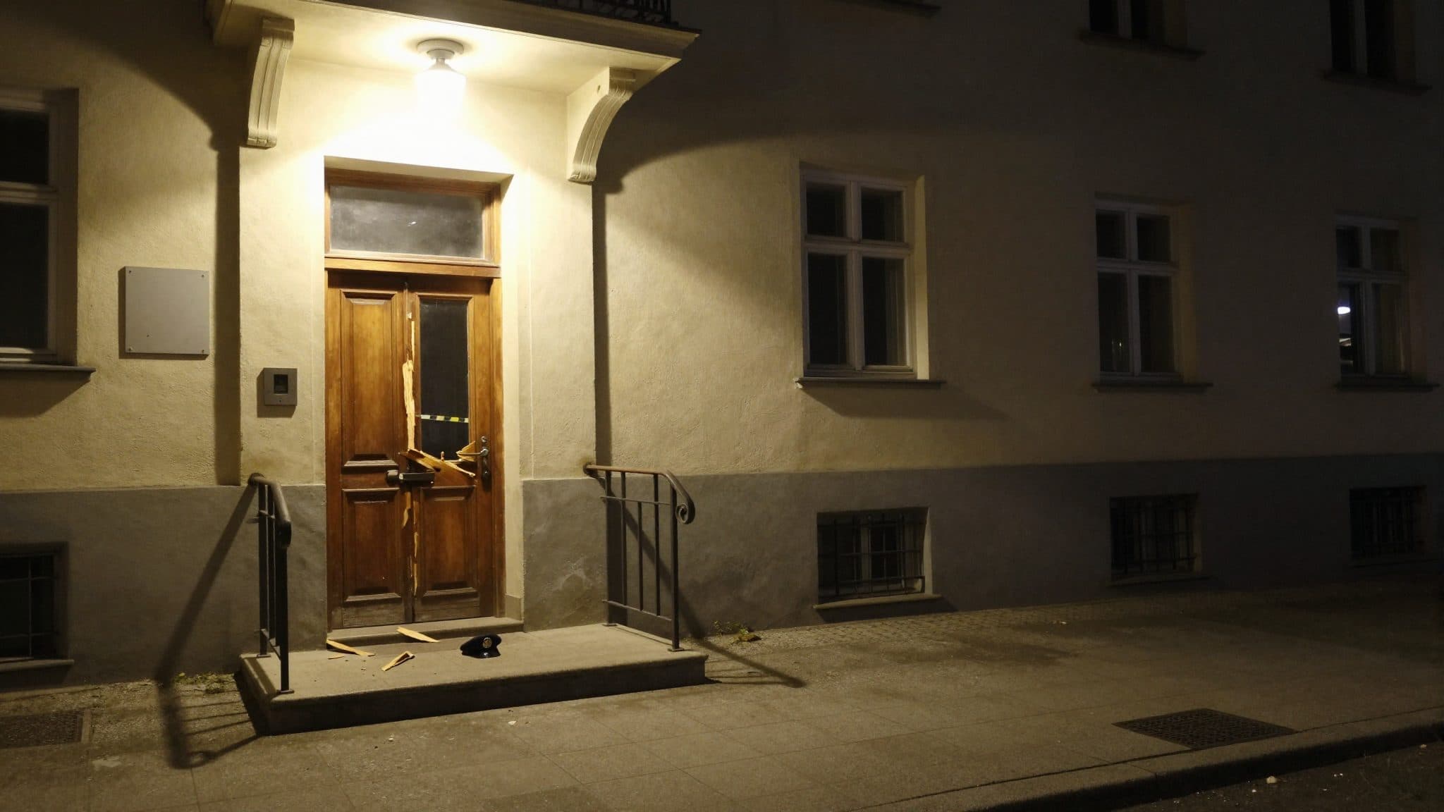 Hombre ebrio derriba la puerta de un piso en Viena-Ottakring y amenaza a su expareja