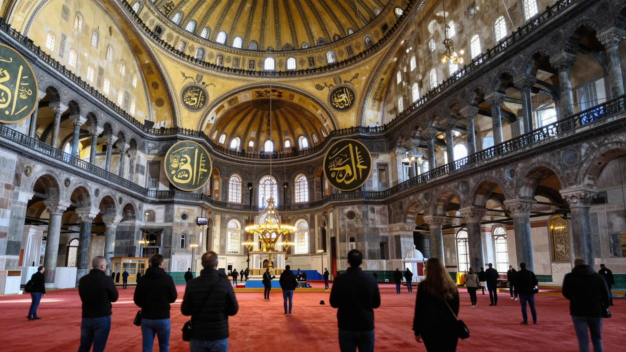Detención en la Hagia Sophia: pareja de turistas rusos bajo custodia tras leer la Biblia