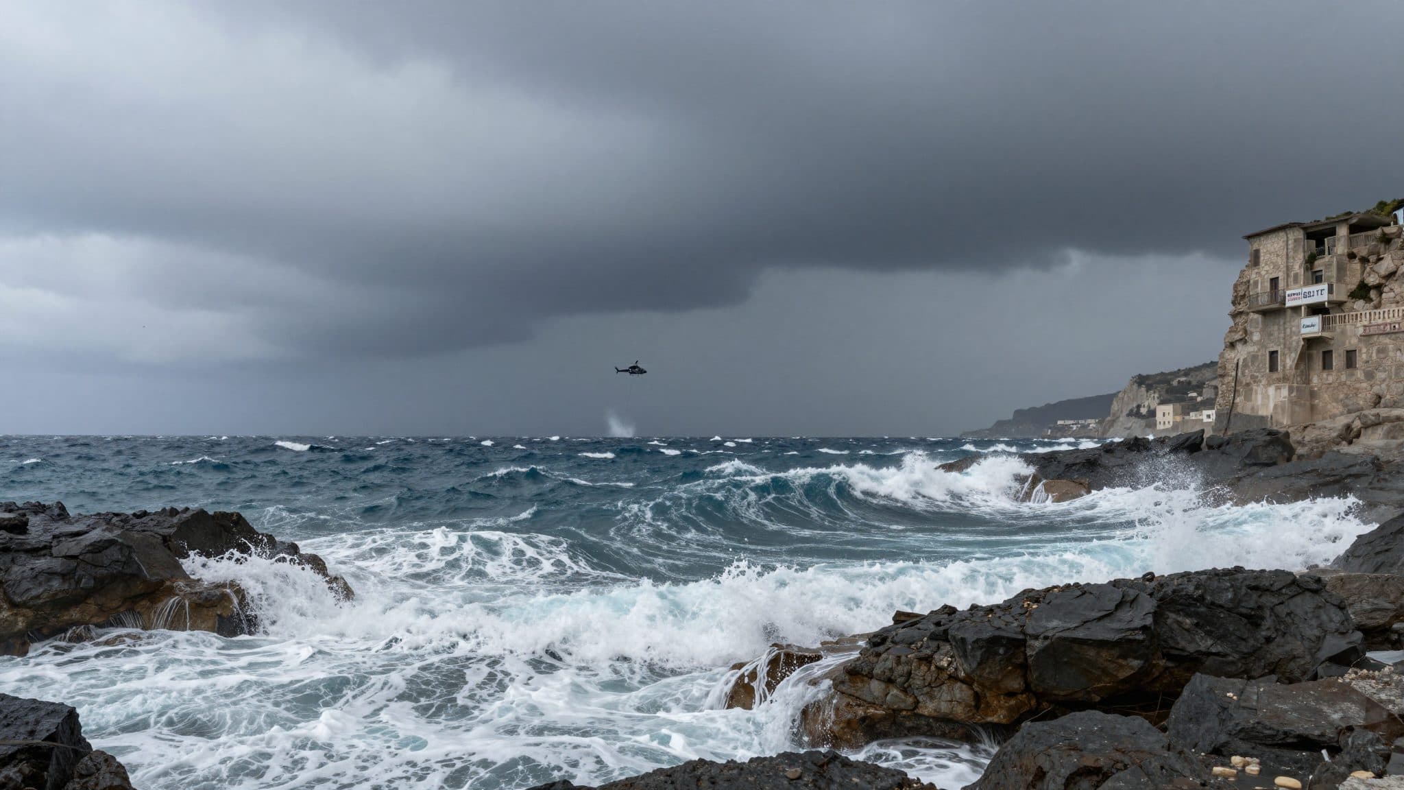 Tormenta sobre Chipre: helicóptero rescata a una persona del mar cerca de Cabo Greco