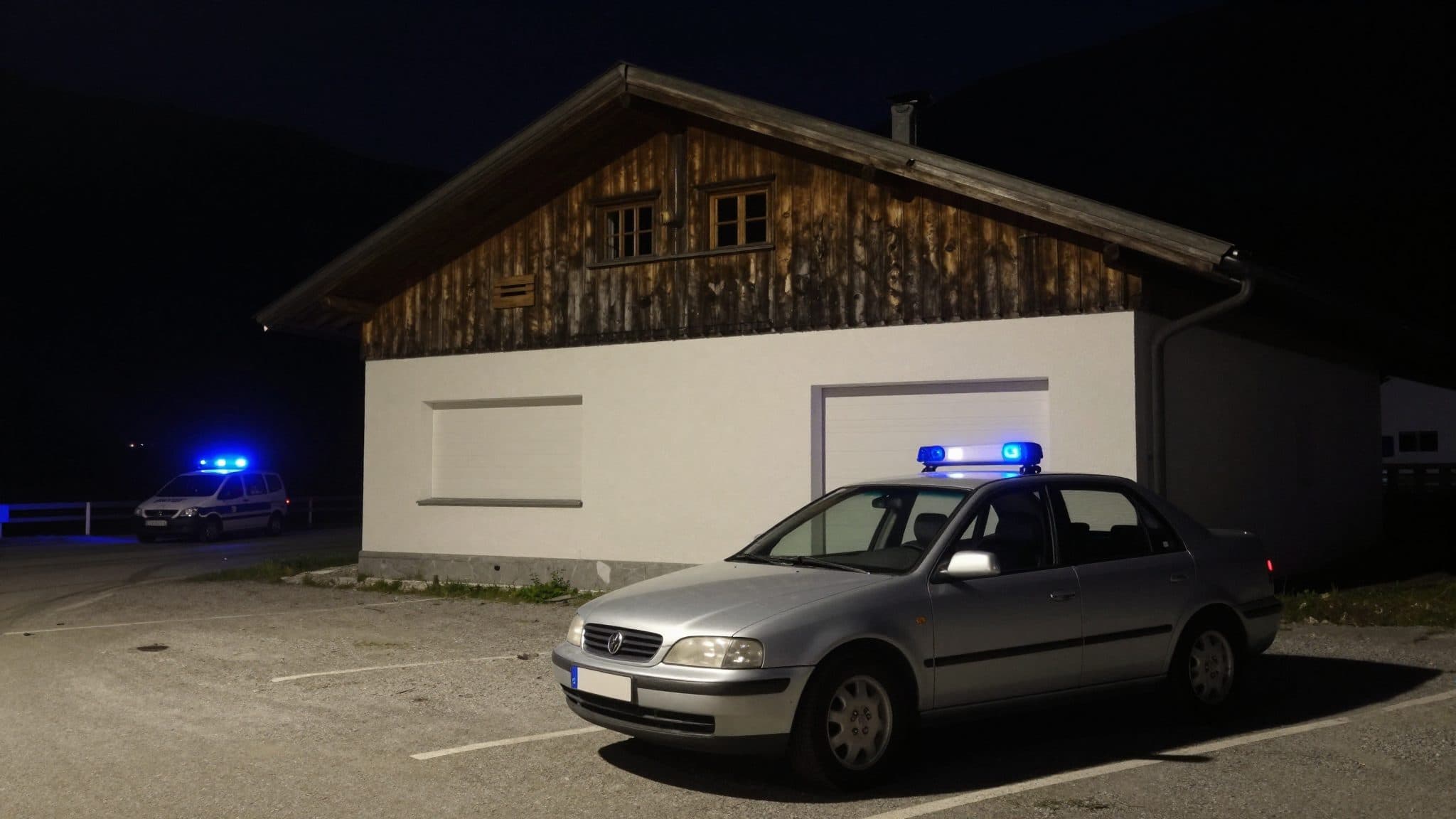 Intento de asesinato en Tirol: un hombre de 32 años habría atropellado a su hermano con un coche